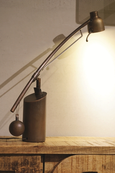 在大多咖啡廳中，不會規劃太多固定式家具，而是在給予