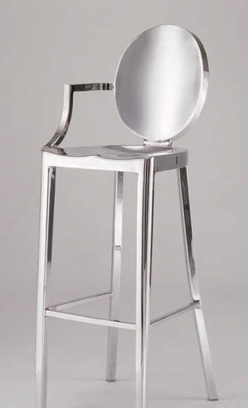 在大多咖啡廳中，不會規劃太多固定式家具，而是在給予