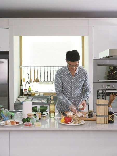 4年前，因為女友贈送的一本南洋食譜，讓蔣偉文第一次