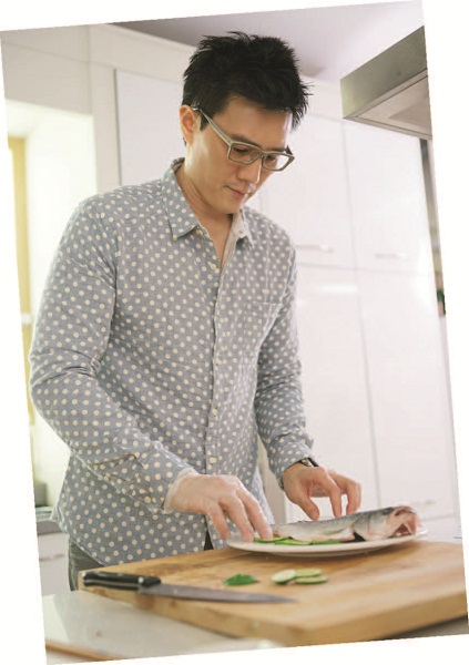 4年前,因為女友贈送的一本南洋食譜,讓蔣偉文第一次