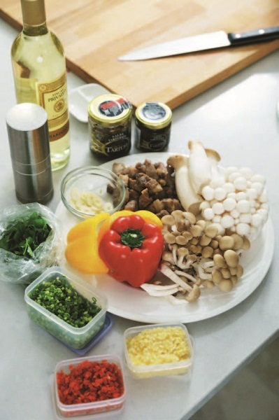 採訪當天,第一次現場看著蔣偉文做菜,十足男子氣概、