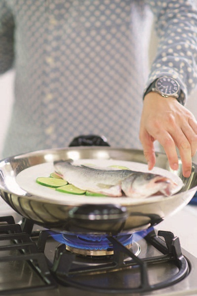 採訪當天，第一次現場看著蔣偉文做菜，十足男子氣概、