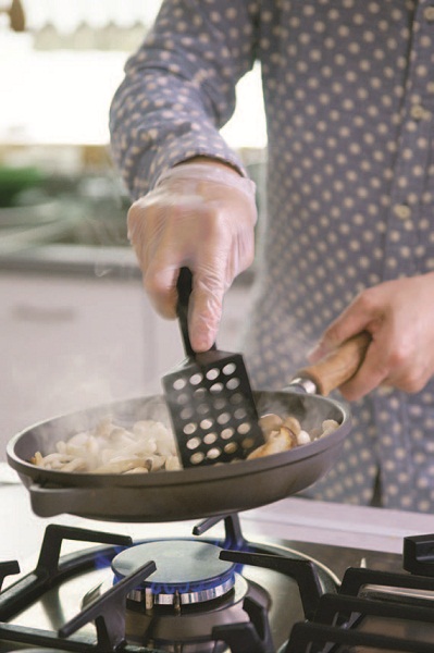 採訪當天,第一次現場看著蔣偉文做菜,十足男子氣概、