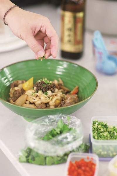 採訪當天,第一次現場看著蔣偉文做菜,十足男子氣概、