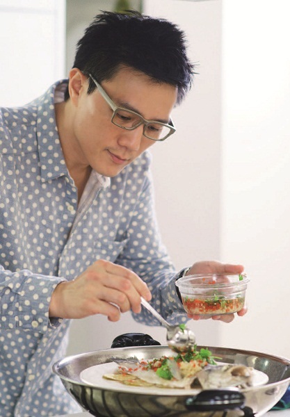 採訪當天，第一次現場看著蔣偉文做菜，十足男子氣概、