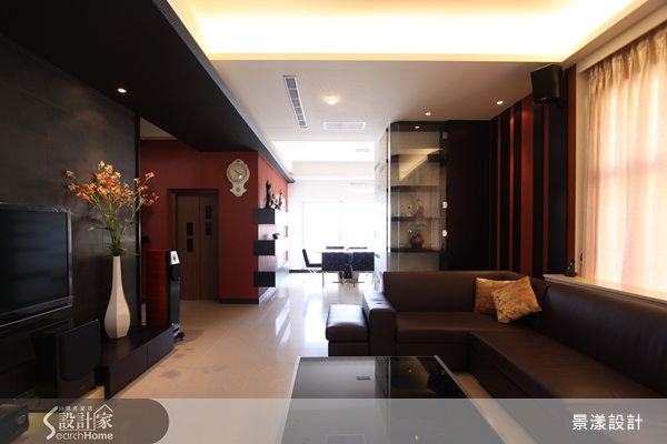 誰說沙發背牆一定得用掛畫來做表現？試試轉個角度，讓