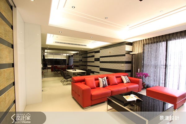 誰說沙發背牆一定得用掛畫來做表現？試試轉個角度，讓