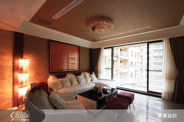 誰說沙發背牆一定得用掛畫來做表現？試試轉個角度，讓