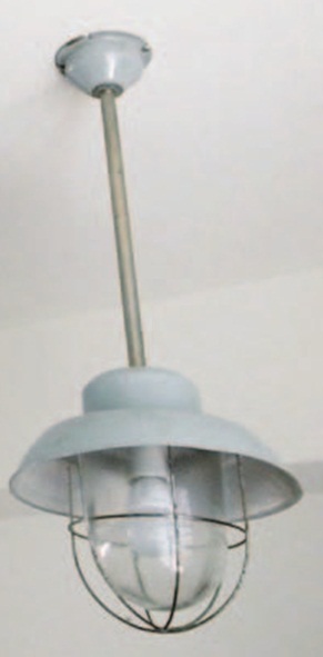 在大多咖啡廳中，不會規劃太多固定式家具，而是在給予