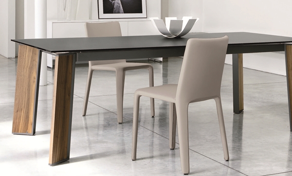 在大多咖啡廳中，不會規劃太多固定式家具，而是在給予