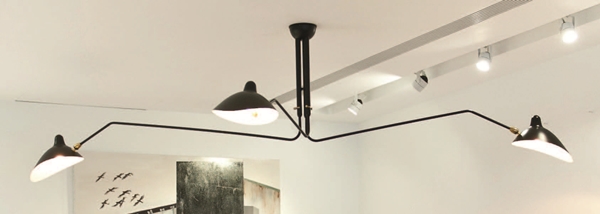 在大多咖啡廳中，不會規劃太多固定式家具，而是在給予