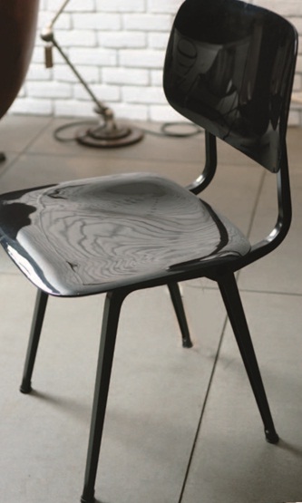 在大多咖啡廳中，不會規劃太多固定式家具，而是在給予