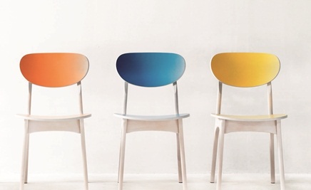 在大多咖啡廳中，不會規劃太多固定式家具，而是在給予