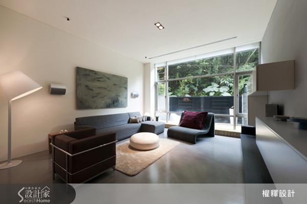 整體的設計圍繞著「極簡」的原則,空間線條保持純粹、