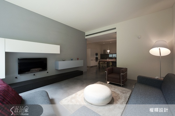 整體的設計圍繞著「極簡」的原則,空間線條保持純粹、