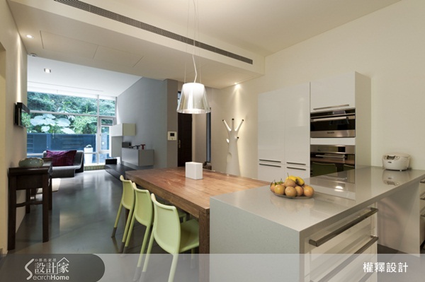 整體的設計圍繞著「極簡」的原則,空間線條保持純粹、