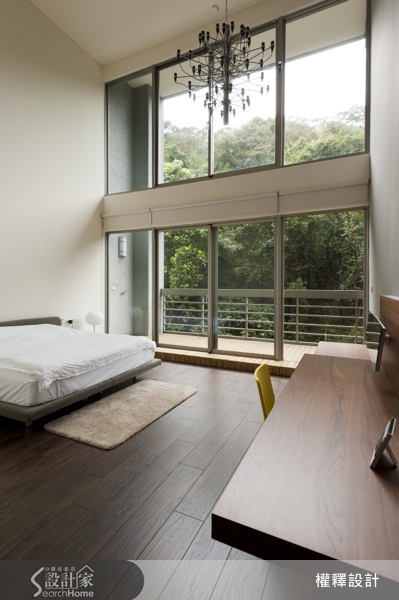 整體的設計圍繞著「極簡」的原則,空間線條保持純粹、