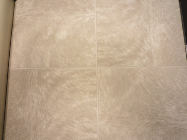 但皮革一樣需要費心保養，且無論真皮或人造皮，都沒法