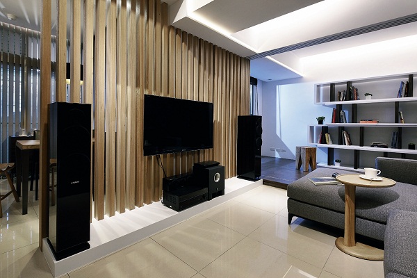 單身的男屋主喜愛簡潔的風格、木質的自然及帶有精品飯