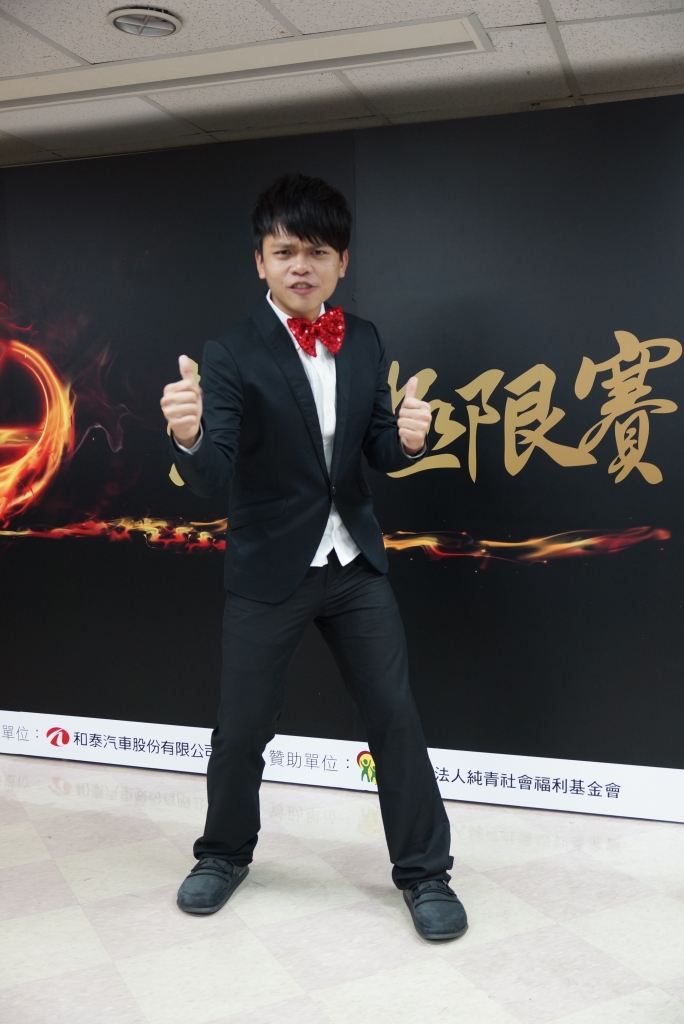 粉絲團超過百萬人次的網路紅人「蔡阿嘎」與「女朋友阿