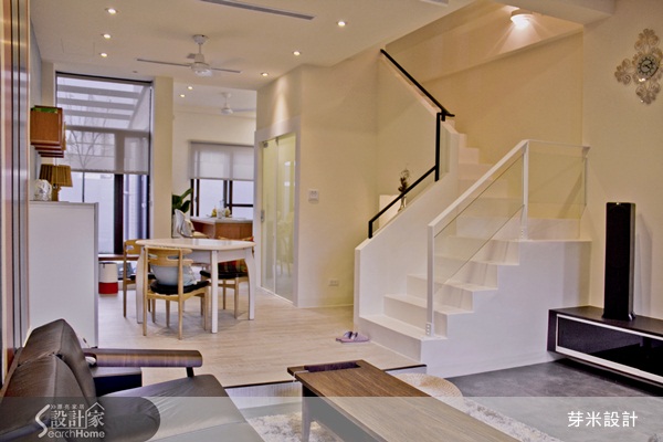 買下這棟二手的透天厝之後，屋主就請來芽米設計設計師