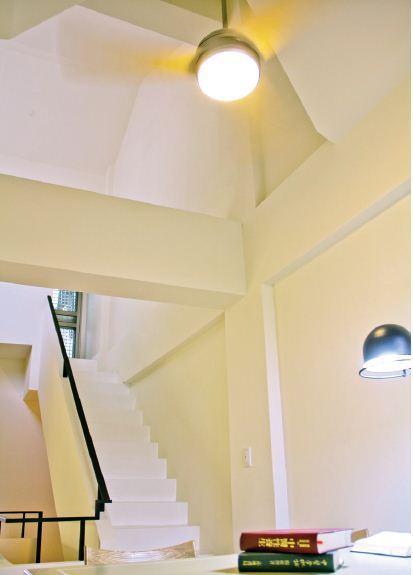 買下這棟二手的透天厝之後，屋主就請來芽米設計設計師