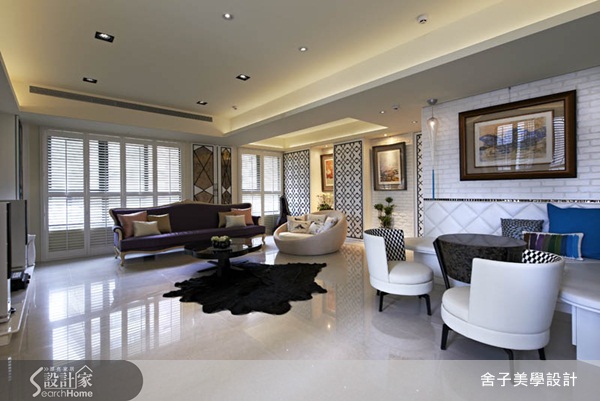 從鋪設著復古地磚、六角幾何造型牆的玄關一路走進來，