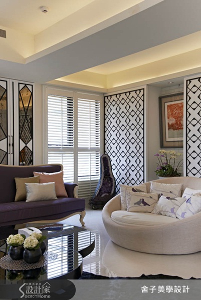 從鋪設著復古地磚、六角幾何造型牆的玄關一路走進來，