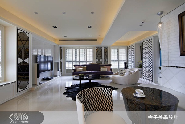 從鋪設著復古地磚、六角幾何造型牆的玄關一路走進來，