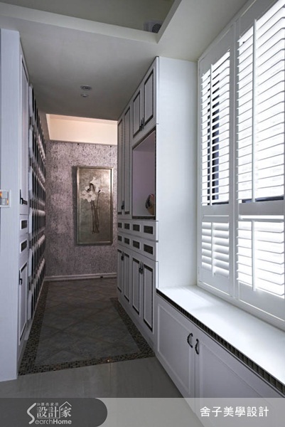 從鋪設著復古地磚、六角幾何造型牆的玄關一路走進來，