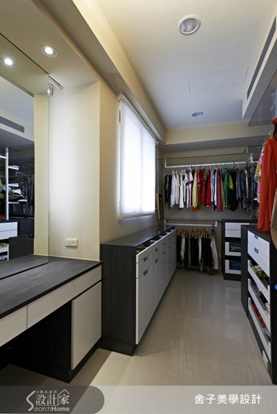 從鋪設著復古地磚、六角幾何造型牆的玄關一路走進來，