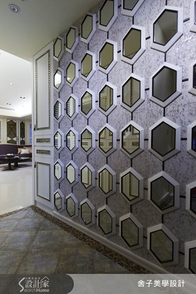 從鋪設著復古地磚、六角幾何造型牆的玄關一路走進來，