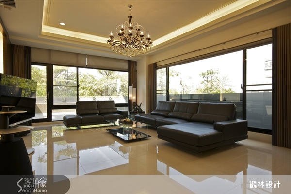 久居都市叢林，我們都像是忘記怎麼飛翔的籠中鳥，在苦