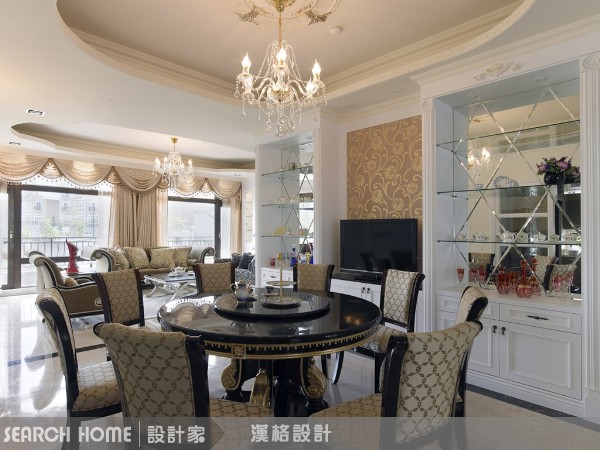 展示櫃體在空間中時常扮演著聚集視覺焦點、扮演端景的