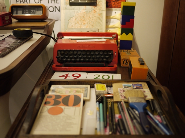 或許是藝術性格的使然，藝術家的感性思維和總是和理性