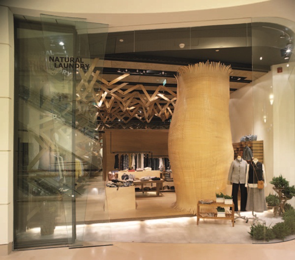 這是服飾品牌Natural Laundry的櫃點展示間，很難想像
