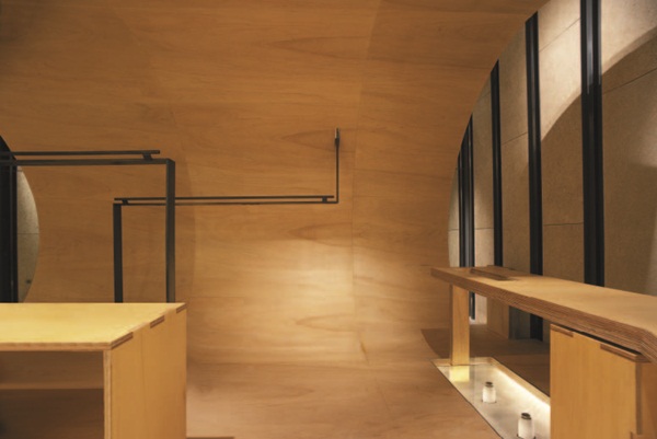 這是服飾品牌Natural Laundry的櫃點展示間，很難想像