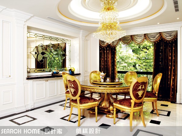 皓棋設計讓空間在古典的氛圍中釋出隱匿的張力，用不同