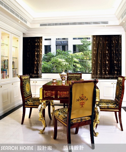 皓棋設計讓空間在古典的氛圍中釋出隱匿的張力，用不同