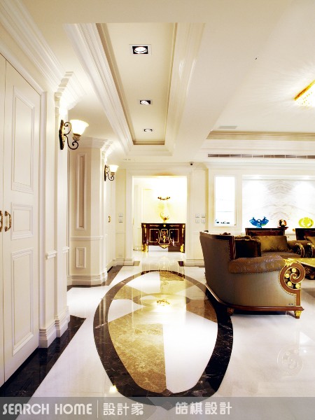 皓棋設計讓空間在古典的氛圍中釋出隱匿的張力，用不同