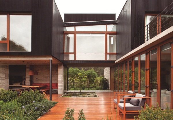 近幾年美容界中常聽到「裸妝」一詞,即是透過大地色系