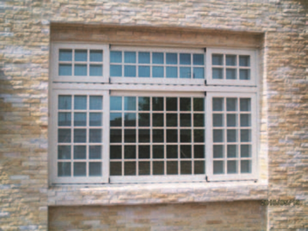 在兼顧居家美感與安全雙重考量之下，防盜格子窗型式簡