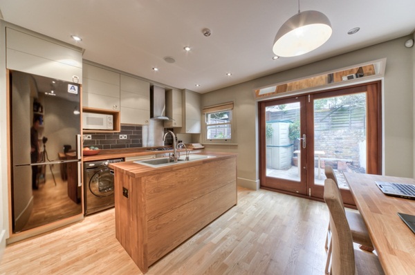 英式排屋多屬於狹長型空間，如何讓有限的面寬距離在視