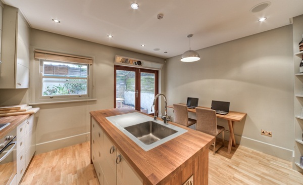 英式排屋多屬於狹長型空間，如何讓有限的面寬距離在視