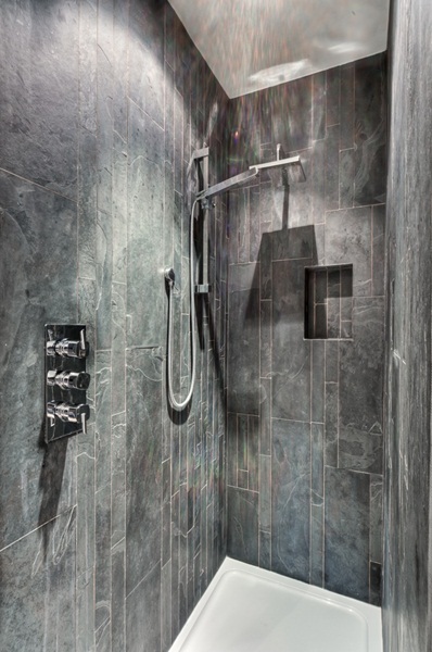 英式排屋多屬於狹長型空間，如何讓有限的面寬距離在視