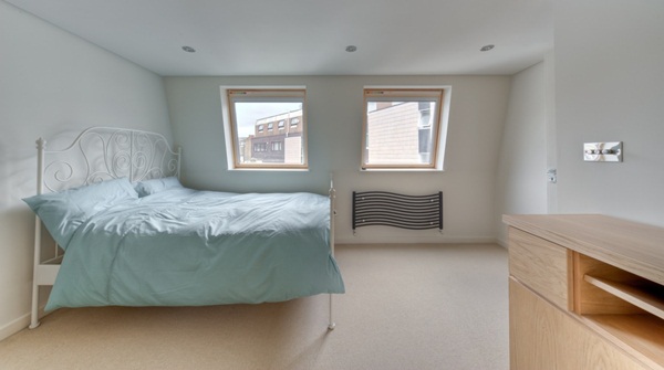 英式排屋多屬於狹長型空間，如何讓有限的面寬距離在視