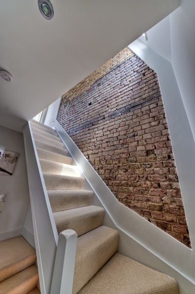 英式排屋多屬於狹長型空間，如何讓有限的面寬距離在視