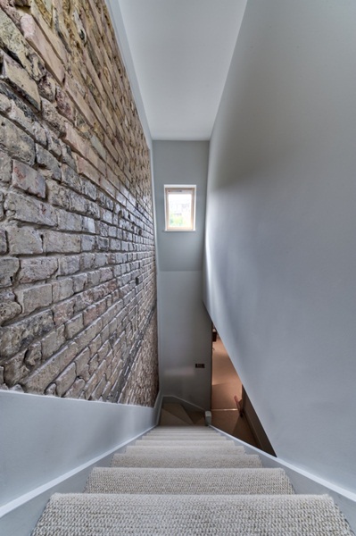 英式排屋多屬於狹長型空間，如何讓有限的面寬距離在視