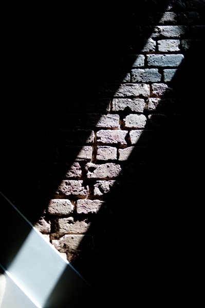 英式排屋多屬於狹長型空間，如何讓有限的面寬距離在視