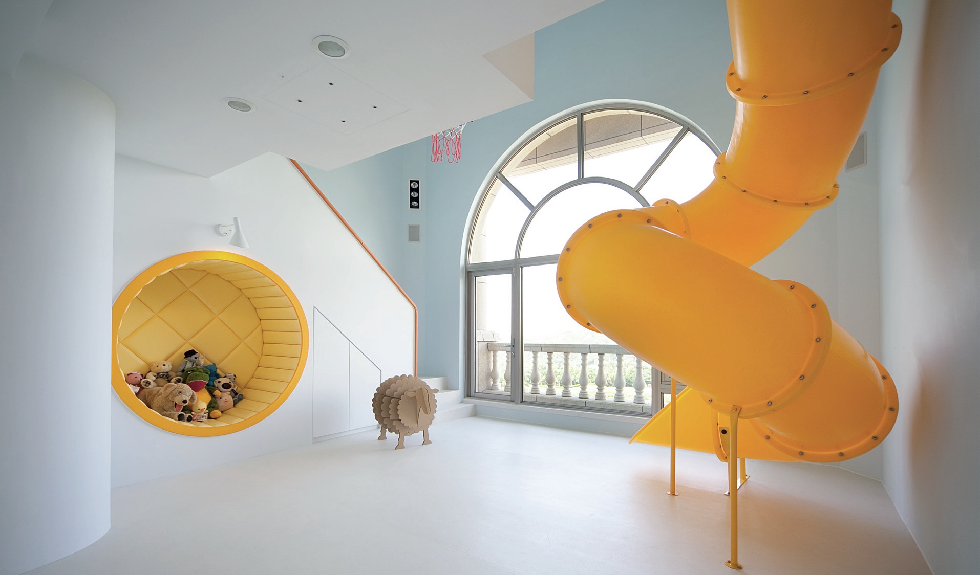 房間採用活動式家具，讓空間可以隨著小朋友的成長而方